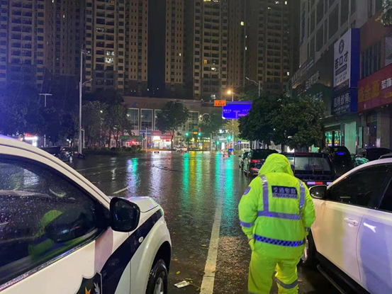 暴雨來襲時博羅羅陽交警雨中執勤保暢通