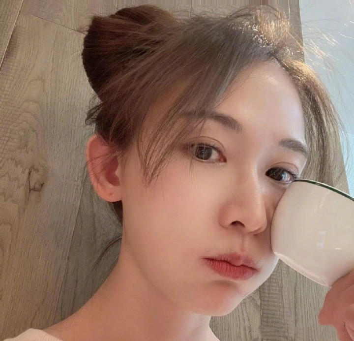 这次在3月27日的时候**晒出自己的正脸照,盘着的头发,光嫩的脸庞,感觉