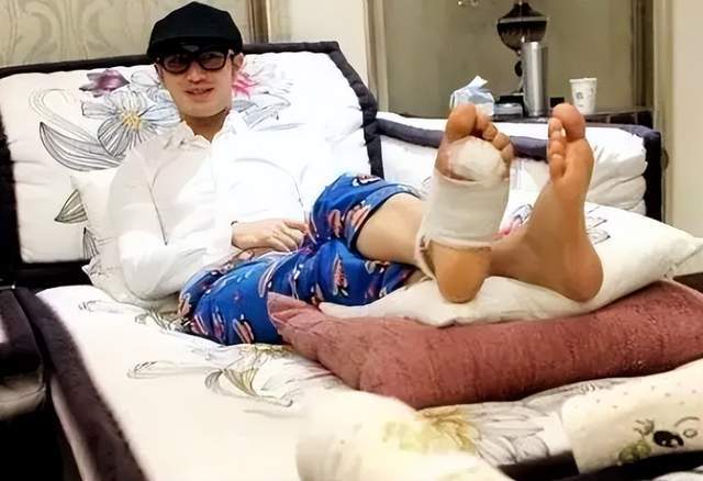 知名男星张翰拍戏太敬业手掌被钉子扎出血脚趾头被马踩出淤青