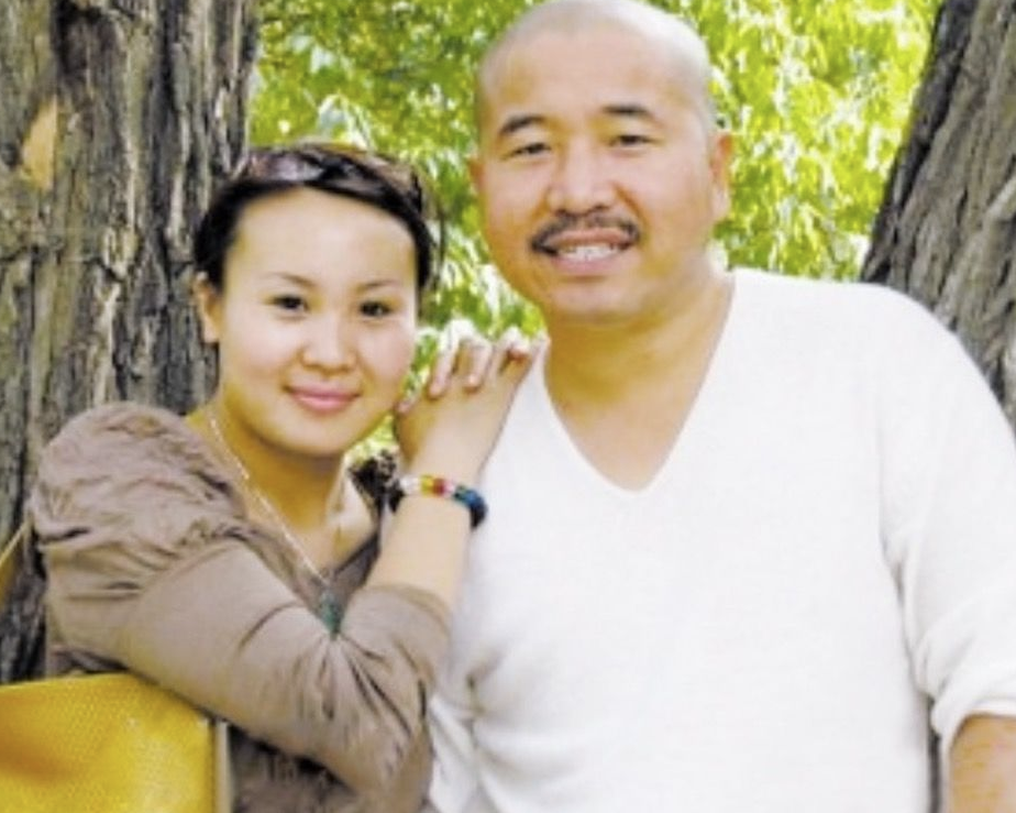 王小利妻子晒女儿近况脸胖嘟嘟酷似爸爸学化妆戴5个大金耳环
