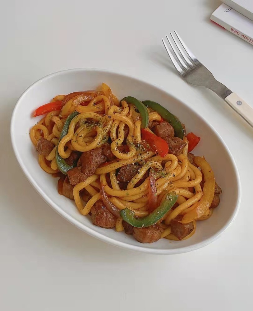 一定要试试～-食材:乌冬面|牛肉|彩椒|洋葱|黑胡椒粉做法:1