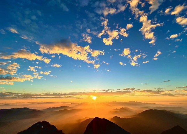 崇山峻岭闪耀着鎏金的光芒登顶观景台,看霞光划破天际日出东方,黎明
