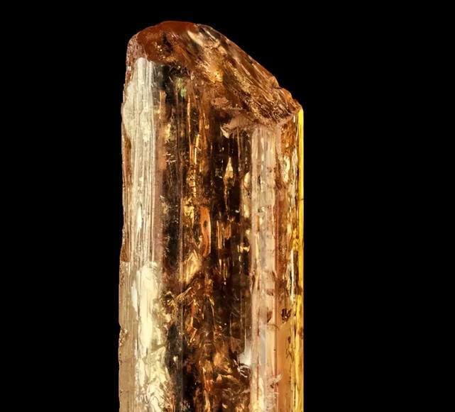 巴西米纳斯吉拉斯州,欧鲁普雷图地区是帝王托帕石现今唯一的产地,曾经