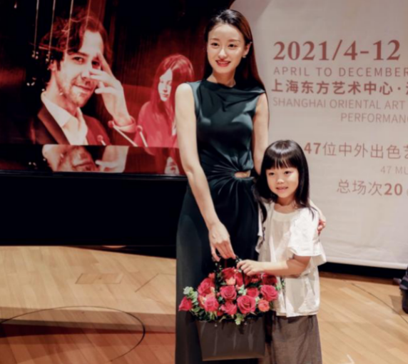 不像很多钢琴家都出生在音乐世家,印芝的家里并没有长辈从事音乐行业.