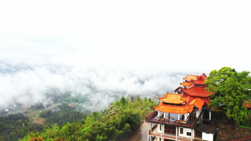 江西兴国雾漫青山风景如画