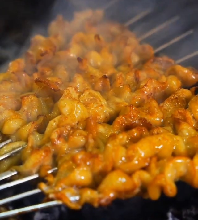 炭烤特色鸡皮串,腌制的和原味的你喜欢吃哪种?