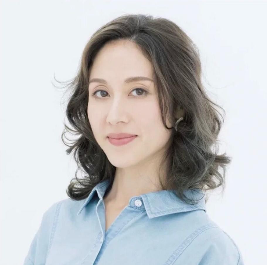 女人上了年纪该烫什么发型50岁不烫小卷60岁不烫大卷准时髦