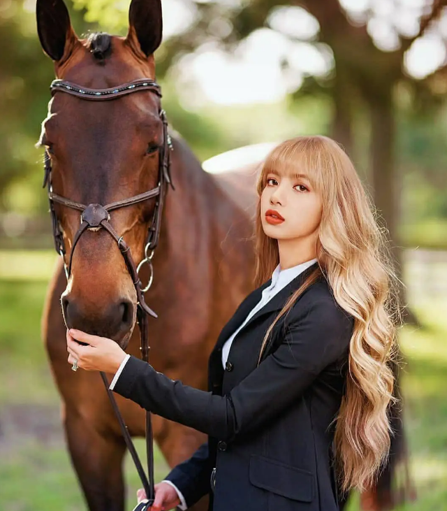 人设翻车韩国女星lisa晒生日照上热搜中国粉丝没有眼力劲