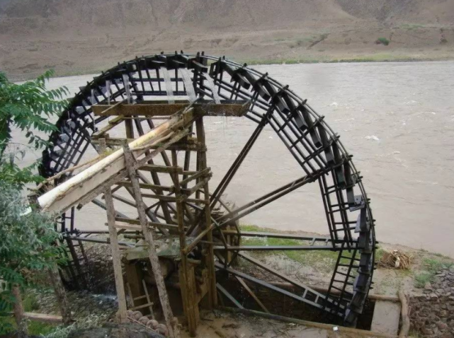 (图片来自网络)古时,在无自然灌溉的条件下,我们的祖先发明了水车,用