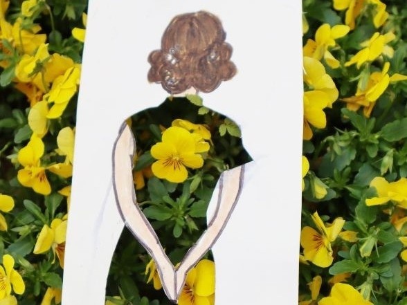 小学师生校园里找春天镂空创意画将美好定格