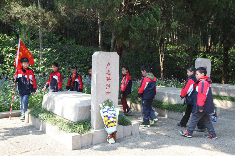 队员们来到卢志英烈士墓前开展活动南京市雨花台区实验小学先后