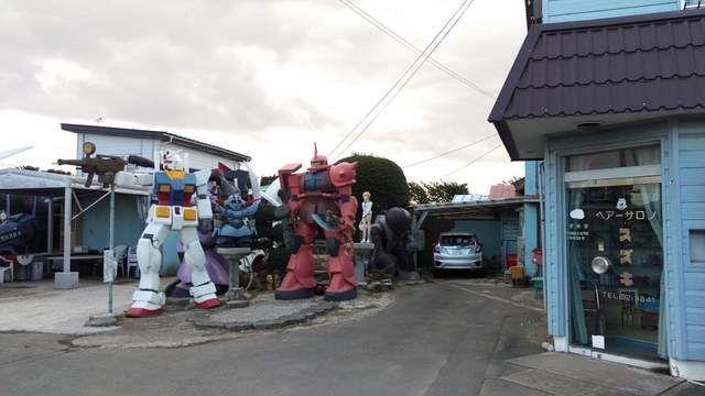 72岁老人自制高达雕像已经做了12年