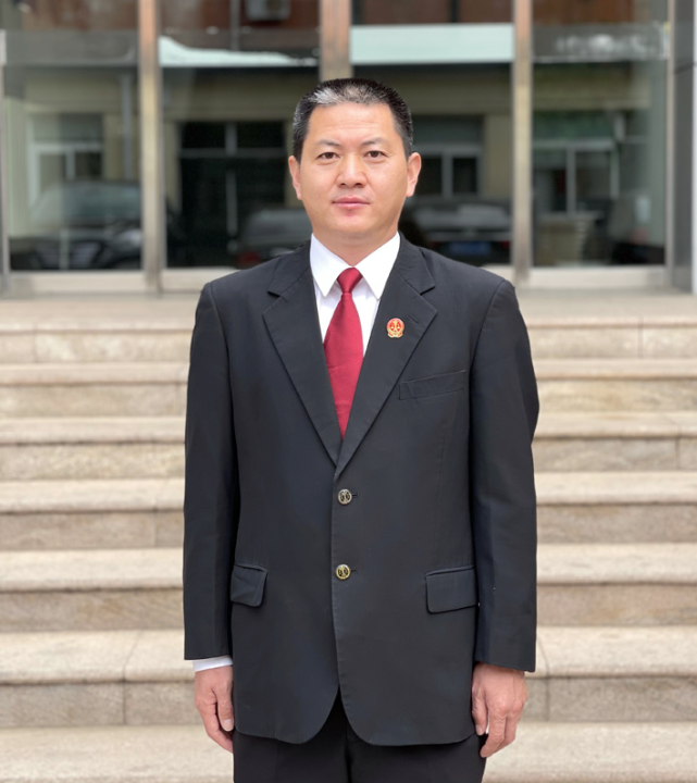 王淼:"闪闪发光"的执行法官