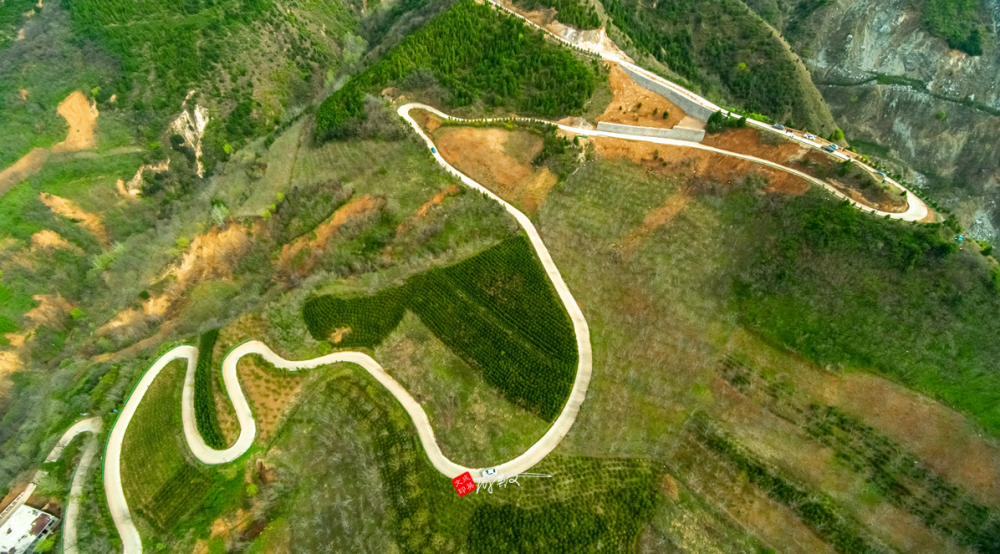 千年蓝关古道:一侧秦岭群山一侧蓝田县城,还可看到白鹿原全景