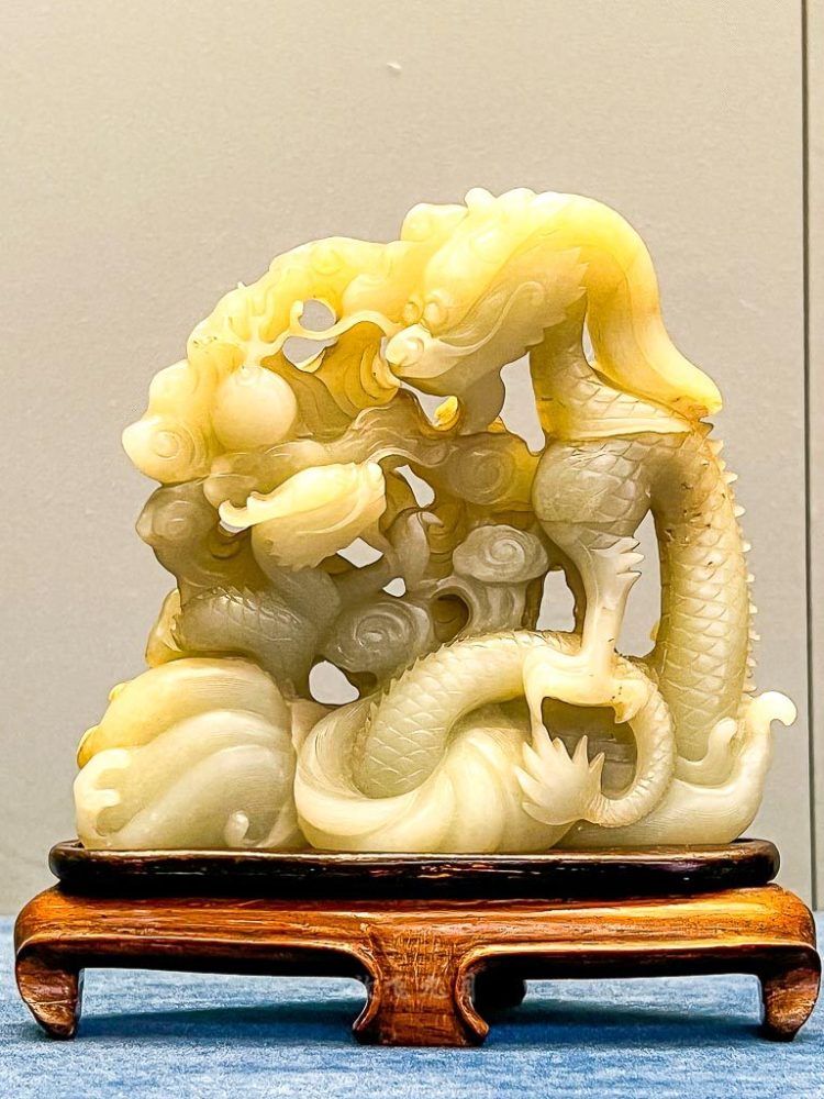所和北京艺术博物馆的上百件精美藏品,分为六大部分,展现了玉器之美