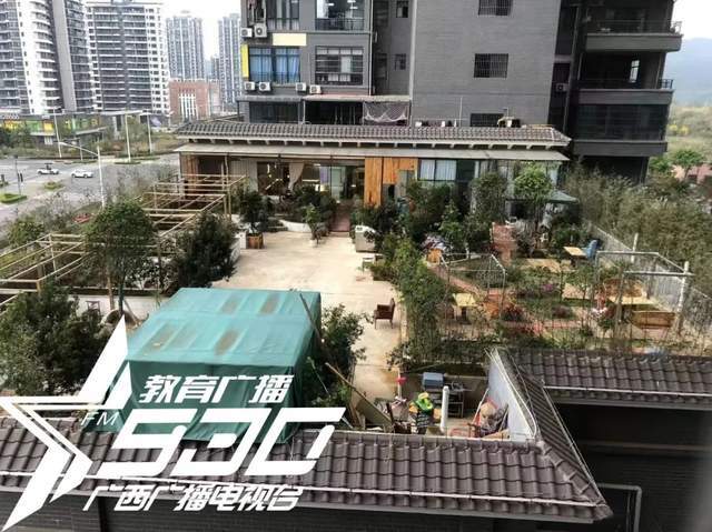   南宁一小区露天平台违建变“烧烤店”，大晚上嗨到飞起！业主们无奈发起集体联名维权书