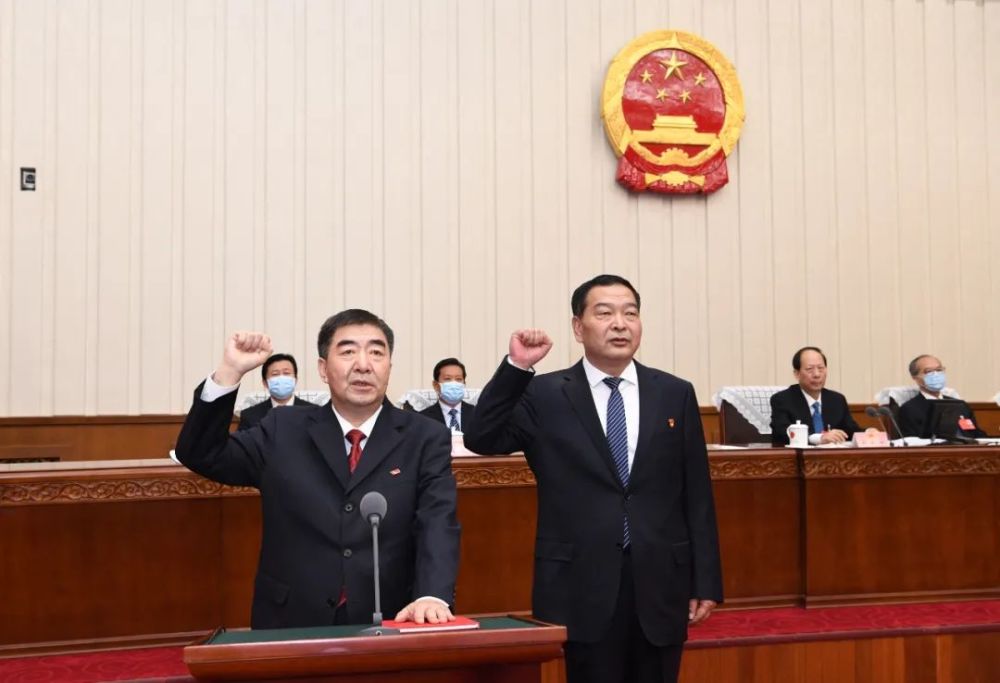 新任职人员向宪法庄严宣誓.石泰峰向喇军,包波颁发了任命书.