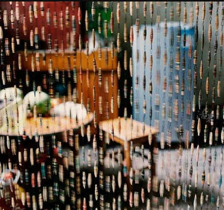 用挂历纸裁剪完之后,拿曲别针,粗螺丝刀插两头儿,中间用钳子捏扁,然后