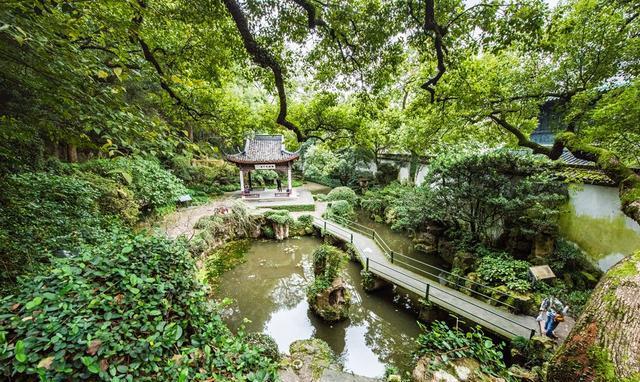 貯月泉和西湖天下景都是清行宮御花園一角,兩個景觀通過一條水上曲徑