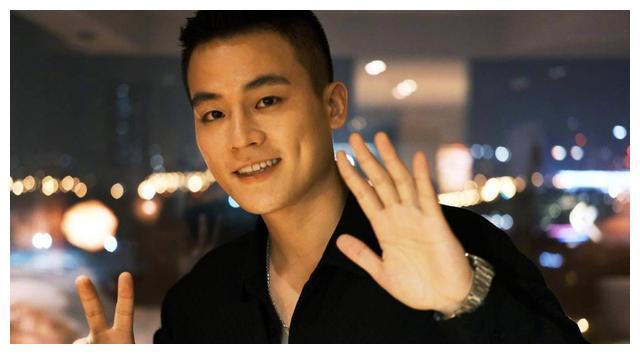 痞子硬汉欧豪是大导刘伟强干儿子曾让海清当众下跪示爱