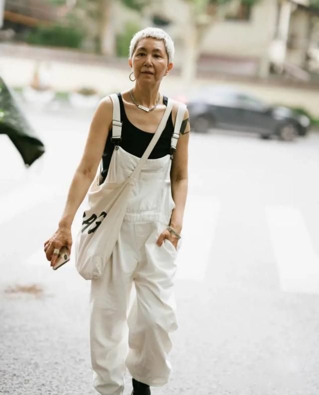 62岁杭州奶奶好拉风！穿背带裤白发剪寸头，裹块花头巾又潮又酷肘花的正宗做法视频