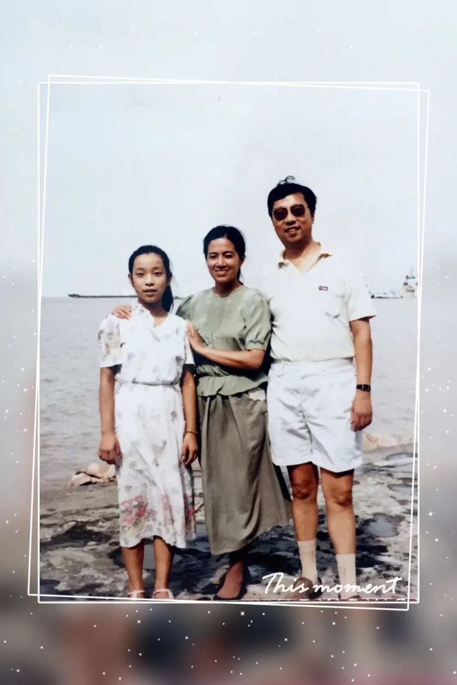 童年曹蕴与洪圣茂教授(右一),郭敏清教授(右二)碎