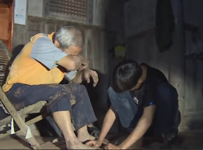 贵州巨婴郑长城一节课3000元卖手机凑网费殴打父亲习以为常