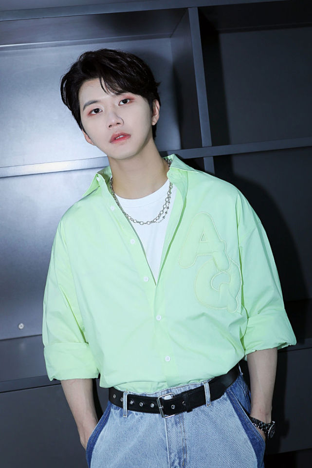 陆思恒担任柠季柠檬茶一日店长 穿牛油果绿衬衣清爽帅气