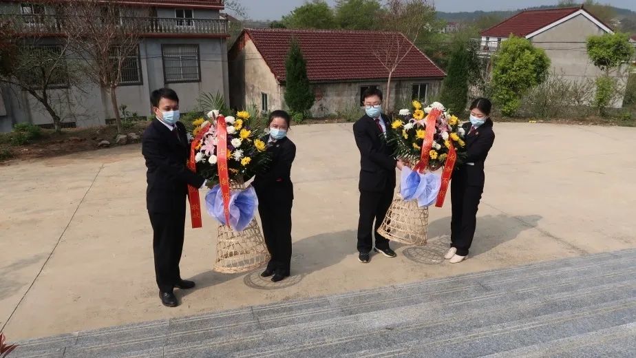 期间,检察干警向孙敬纯烈士敬献花篮,并集体鞠躬,表达对烈士的崇高