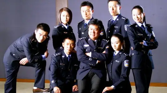 在感动与真情中来塑造正义,尊严,荣誉,刻画了许多生动真实的警察形象