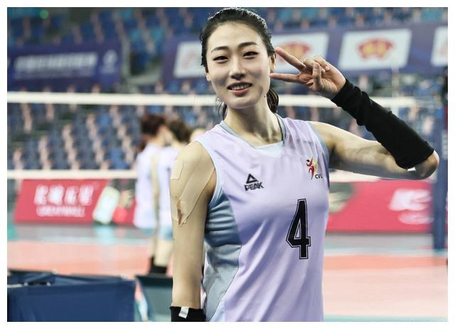 刘晏含抱抱"太帅",牛仔裤皮夹克英姿飒爽,又秀了一回大长腿_腾讯新闻