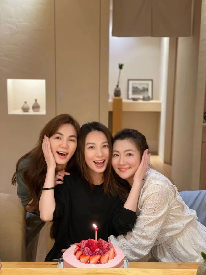 田馥甄39岁生日SHE合体庆祝，三姐妹久违同框，冻龄颜值抢镜电视英语怎么写