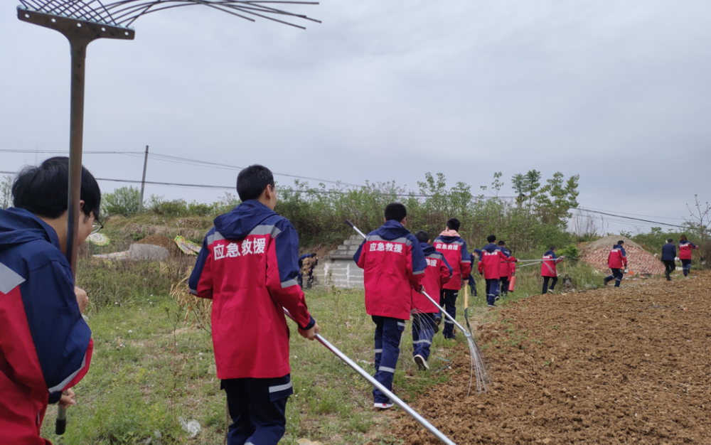 以練備戰緊繃森林防滅火弦成都東部新區壯溪鎮開展森林防滅火應急拉練