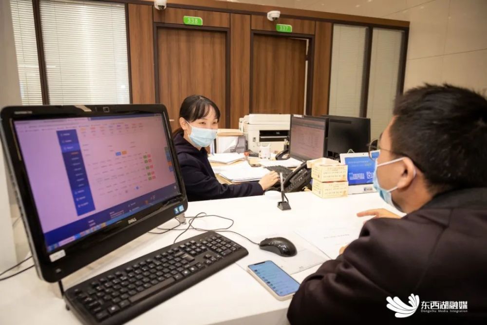 审批最多跑一次的有效举措,是坐等审批向主动上门服务的转变