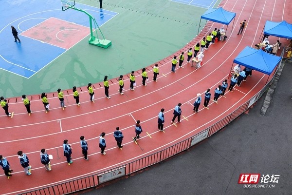 麻阳苗族自治县民族中学学生在上英语课
