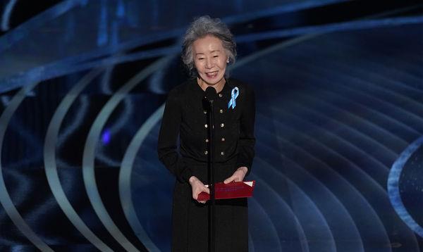 奥斯卡尹汝贞颁奖自嘲去年抱怨念错我名字今年我道歉