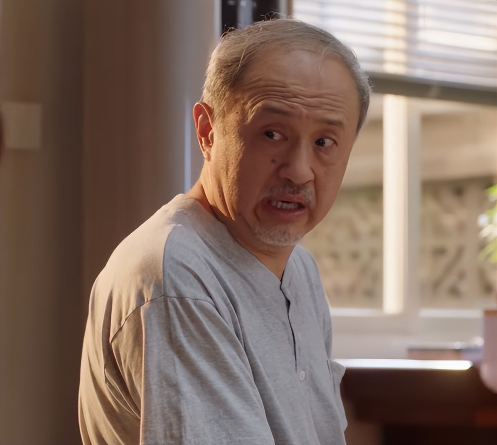 老爷子由杨新鸣饰演,这位国家一级演员大家已经非常熟悉了,虽然都以