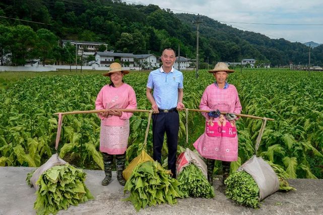 2019年10月11日,青海湟中县慕容古寨,今年59岁的皮影主唱张秉珍一边