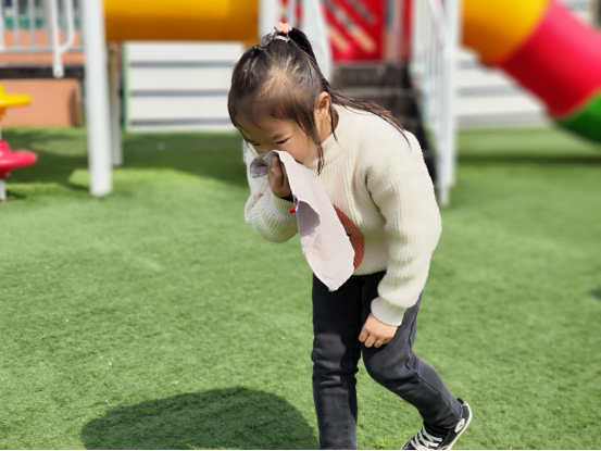 全体师幼进入高度紧张状态,孩子们一个接着一个,低头弯腰,毛巾捂鼻,不