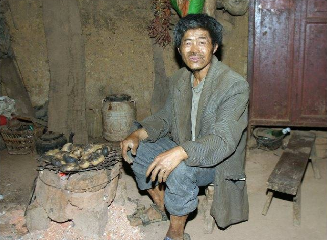 农村光棍因为他没有父母的帮忙,以后就算孩子长大上学了,也需要每天