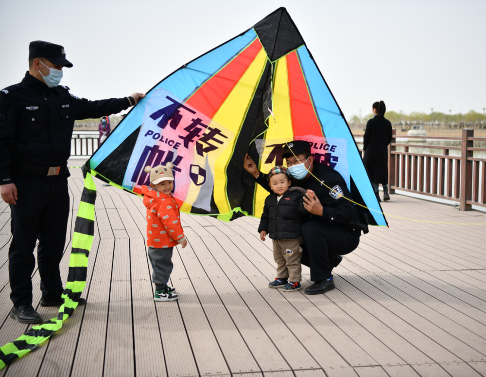 梨城民警别出新意自制"反诈风筝" 守护群众的"钱袋子"