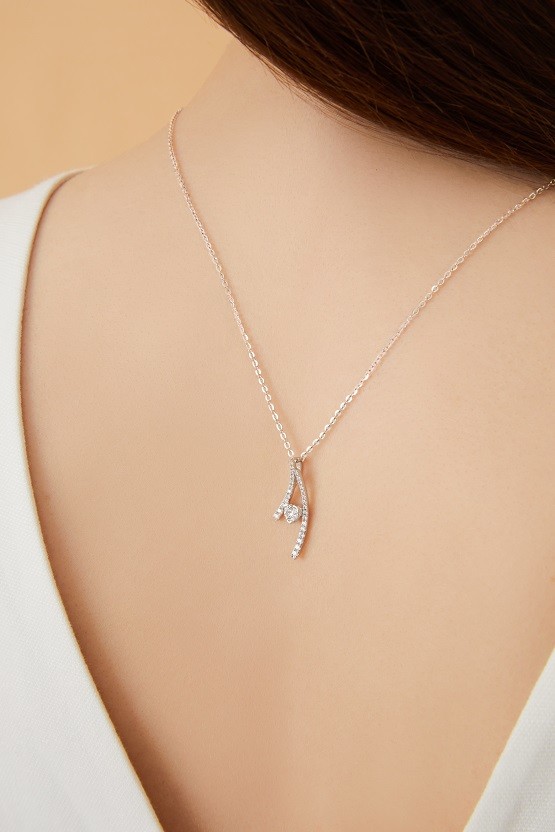 金伯利钻石极具春日浪漫,让职场穿搭更显高级!