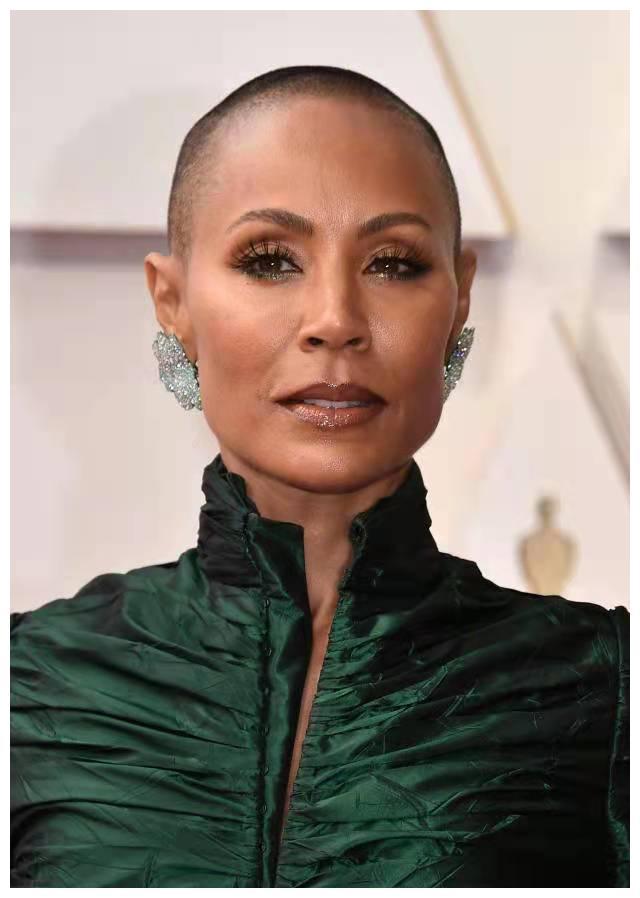 颁奖嘉宾之一的美国黑人喜剧演员克里斯·洛克(chrisrock)在台上调侃