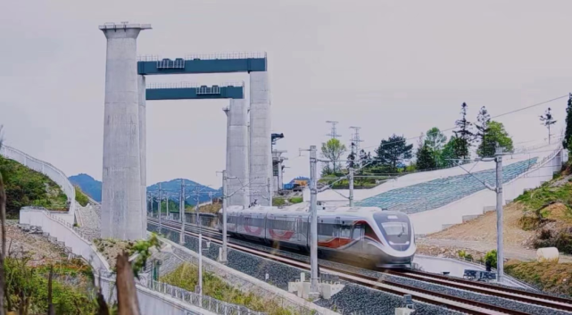 专,成贵客专,贵开铁路,贵南高铁(在建),贵兴铁路(在建)等7条铁路干线