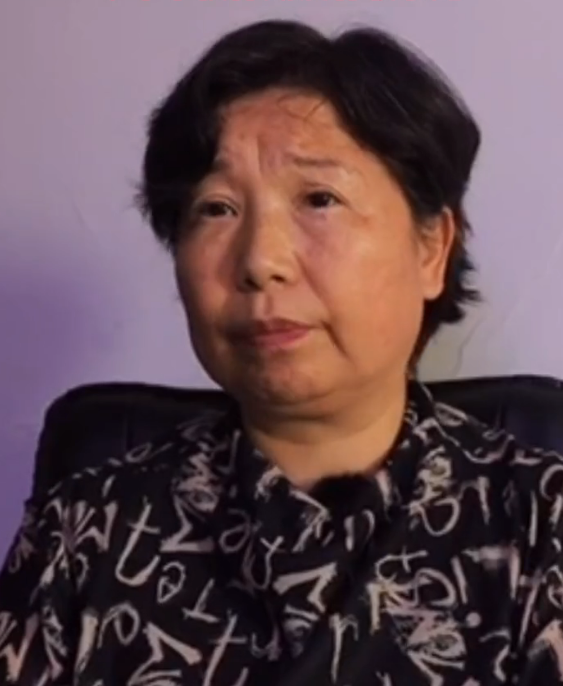 杜新枝在"柳暗花明"直播,网友:不折腾就没机会了