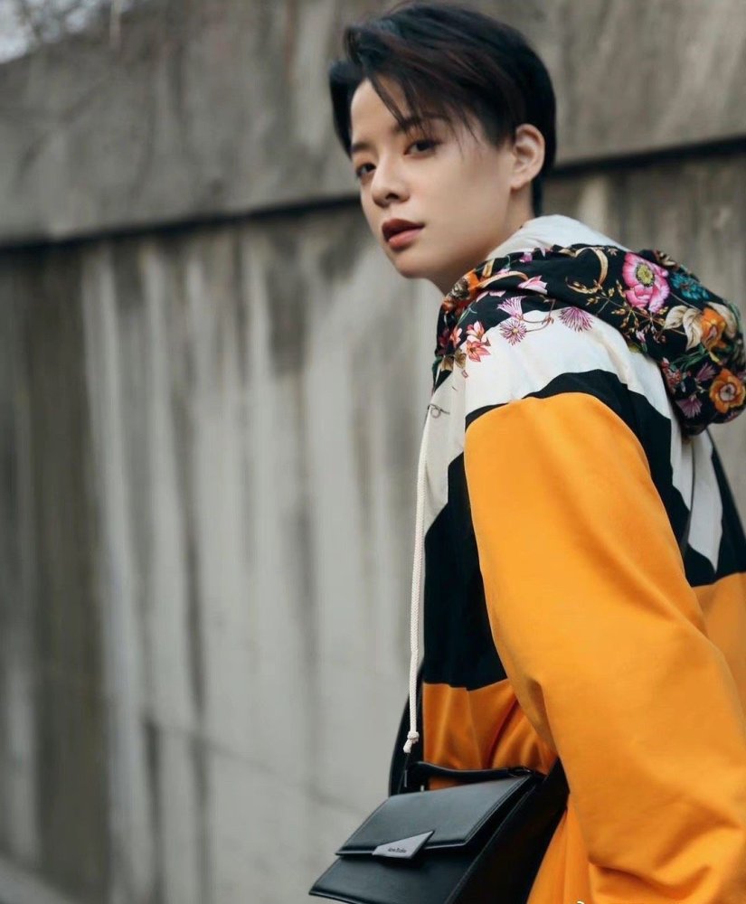 amber晒旧照为雪莉庆冥诞照片中雪莉笑容灿烂忍不住让人泪目