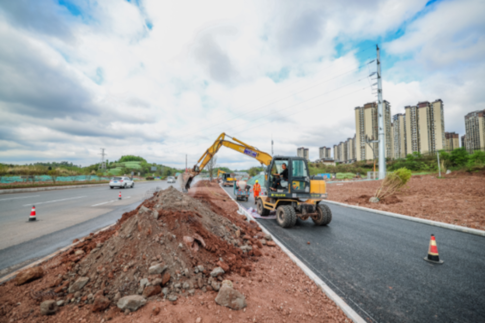 四川自贡g348国道金海路至梁家坝立交段实现全幅车道临时通车