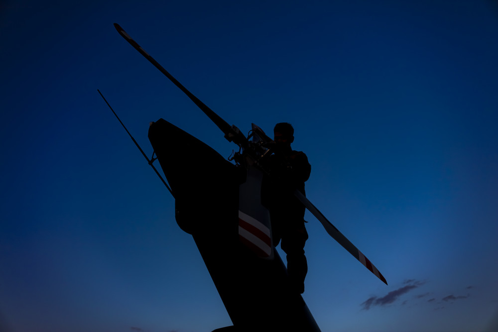 机务兵剪影照来了_腾讯新闻