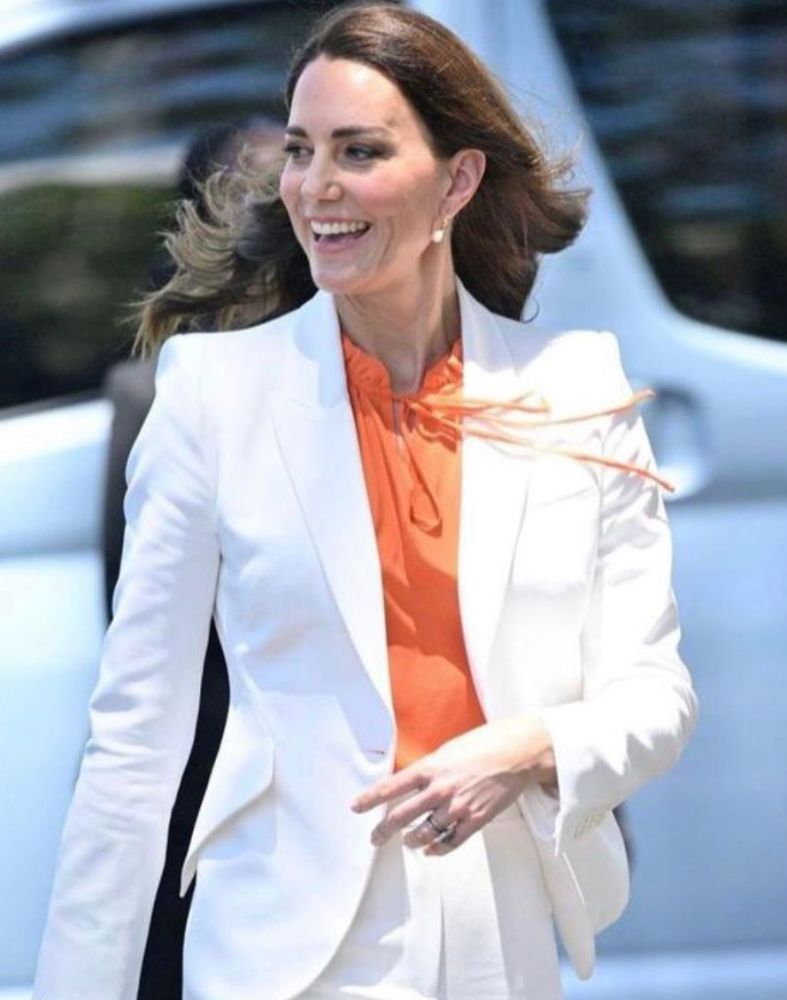 凯特真有女王范儿，穿白西装配橘衬衫，简直就是行走的“衣架子”