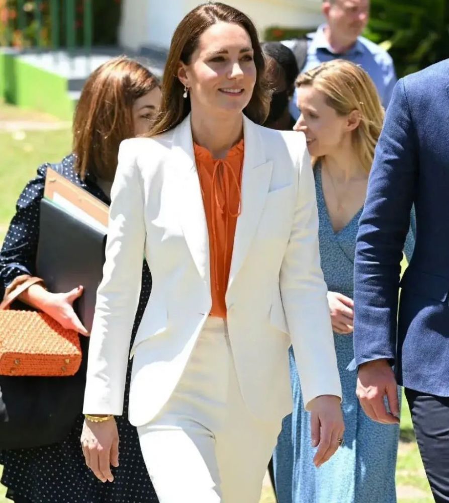 凯特真有女王范儿，穿白西装配橘衬衫，简直就是行走的“衣架子”新生儿受到惊吓怎么办